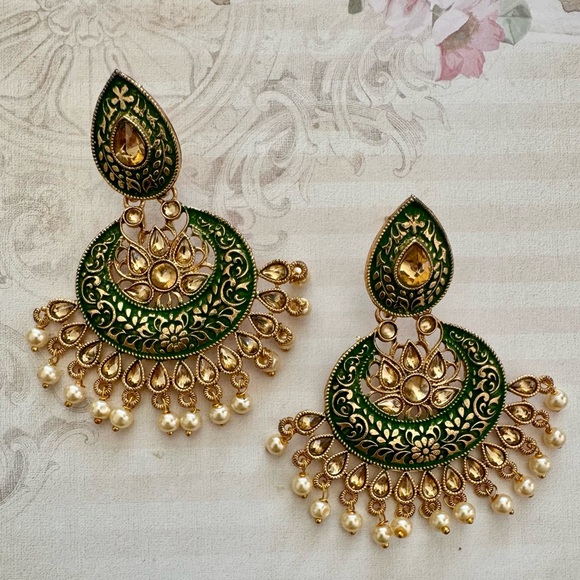 Jewelry - Elegant Green and Gold Chandelier Earrings
